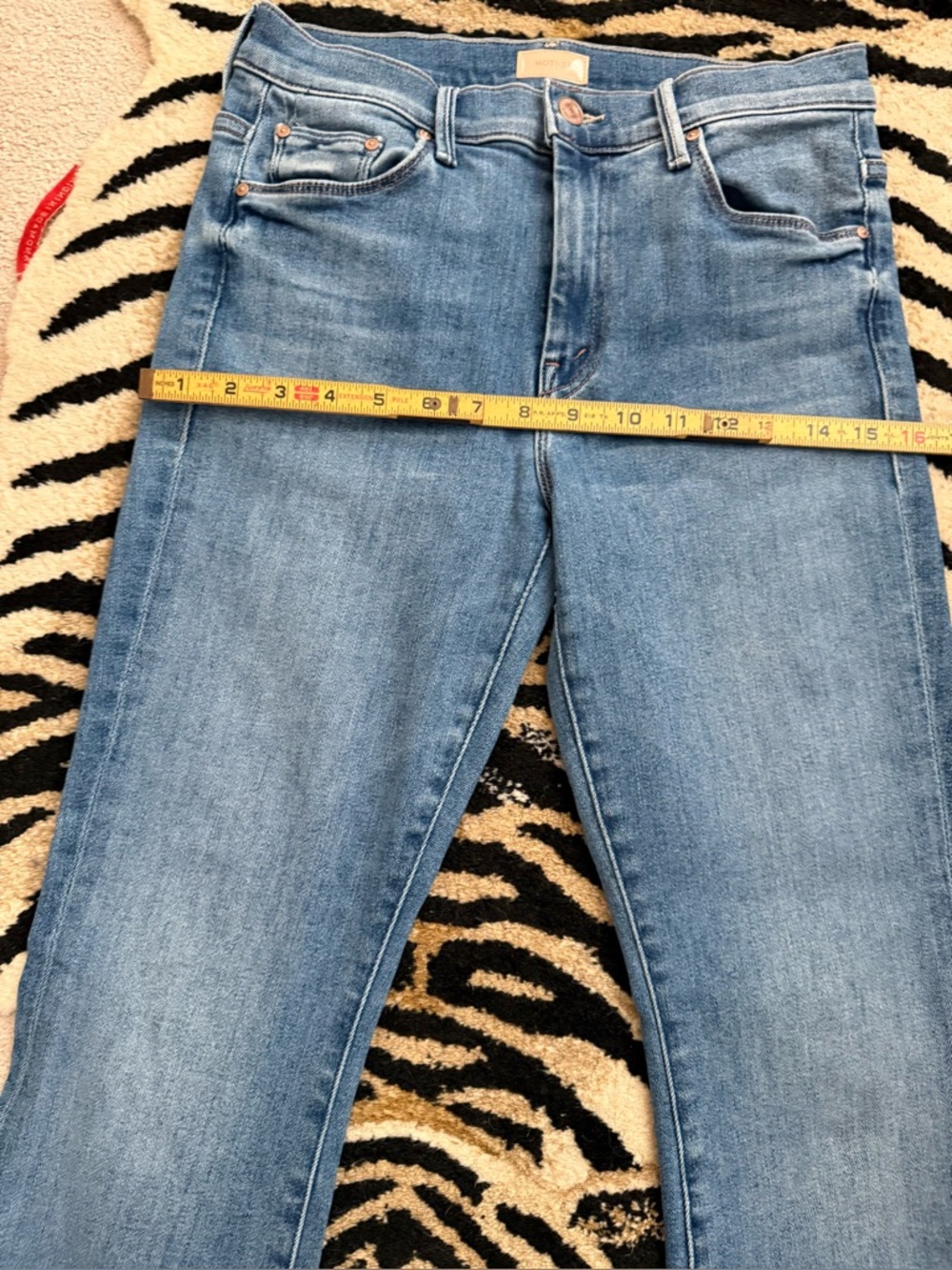 Mother The Weekender Fray Mid Rise Flare Jeans in A Groovy Kind of Love Size 28 - Picture 9 of 13